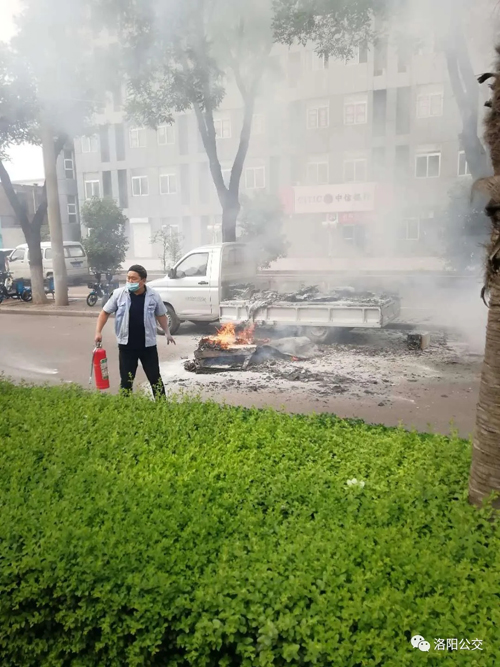 驚險！高溫天小貨車“上火” 萬幸！路遇公交車長及時“滅火”